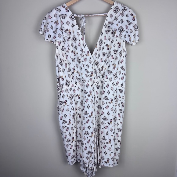 Torrid Cream Floral Print Tie Back Flutter Sleeve Surplice Romper Size 1 - Picture 2 of 5